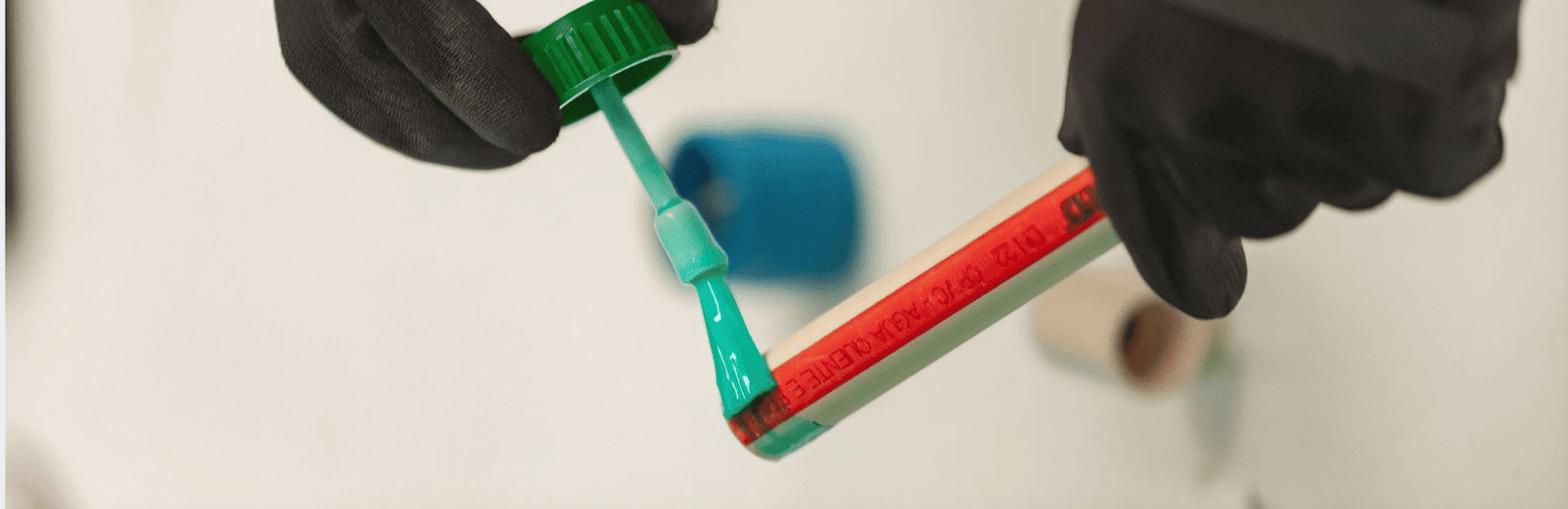 APLICAÇÃO DE CIMENTO SOLVENTE EM TUBO