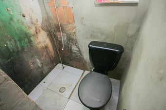 Banheiro em condição precária