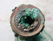 Tubo de cobre corroído