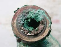 Tubo de cobre corroído